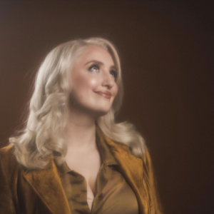 Comedian Sophie Buddle (The Tonight Show, Sirius XM, Kevin Hart's LOL) Headlines The Riot Comedy Club