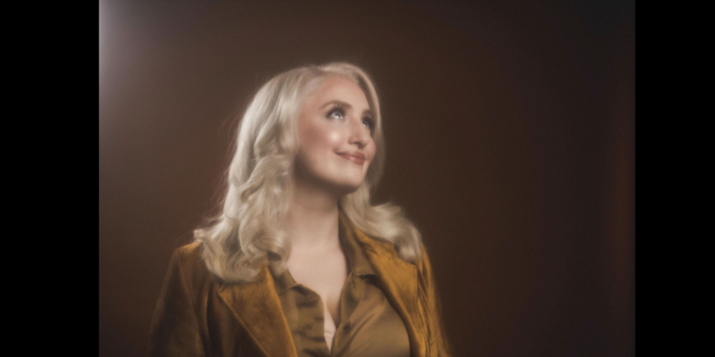 Comedian Sophie Buddle (The Tonight Show, Sirius XM, Kevin Hart's LOL) Headlines The Riot Comedy Club