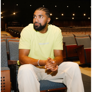 Hassan Phills (Don’t Tell Comedy) headlines The Riot Comedy Club in Houston