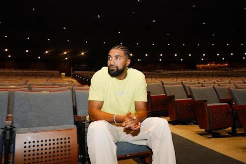 Hassan Phills (Don't Tell Comedy) headlines The Riot Comedy Club in Houston