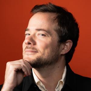 Zach Mama (aka “Monica”) Headlines The Riot Comedy Club