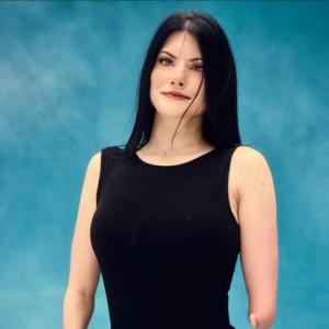 Comedian Courtney Gilmour (Don’t Tell Comedy) Headlines The Riot Houston